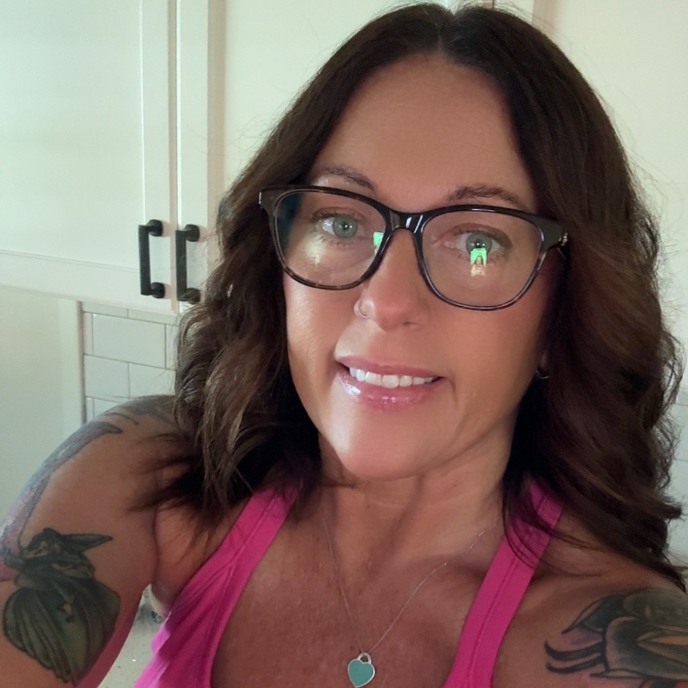 Hi and welcome to my closet😊